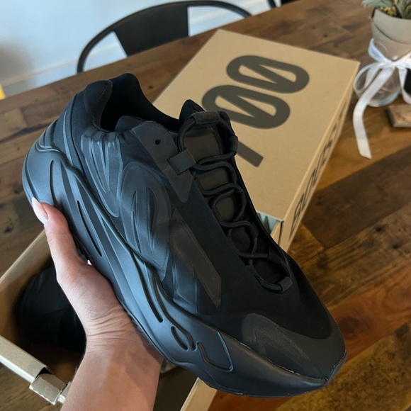 YEEZY 700 - Picture 2 of 5